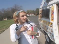 Schulgirl bumst einen Riesenpimmel hinten im Van 