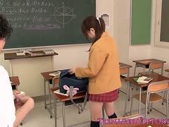 Japanisches Schulmädchen beim Blowjob im Klassenzimmer 