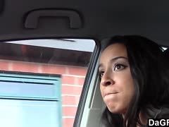 Nymphomanin fickt ihren Freund im Auto 