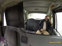 Blonde Taxlerin vernascht ihren Fahrgast im Auto