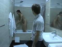 Im Badezimmer fickt der tätowierte Typ seine brünette Freundin