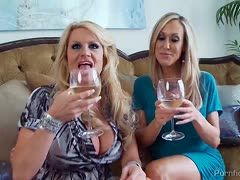 Zwei reife Blondinen lecken verführerisch am Weinglass
