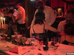Aus einem Dinner wird eine Orgie