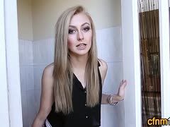 CFNM Porno mit einer scharfen Blondine